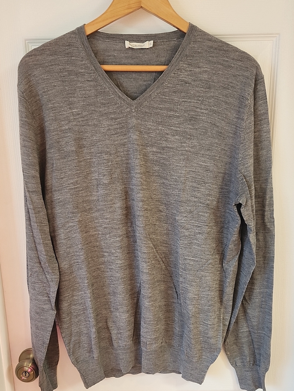 Men's Classic V-Neck Sweater in Heather Gray